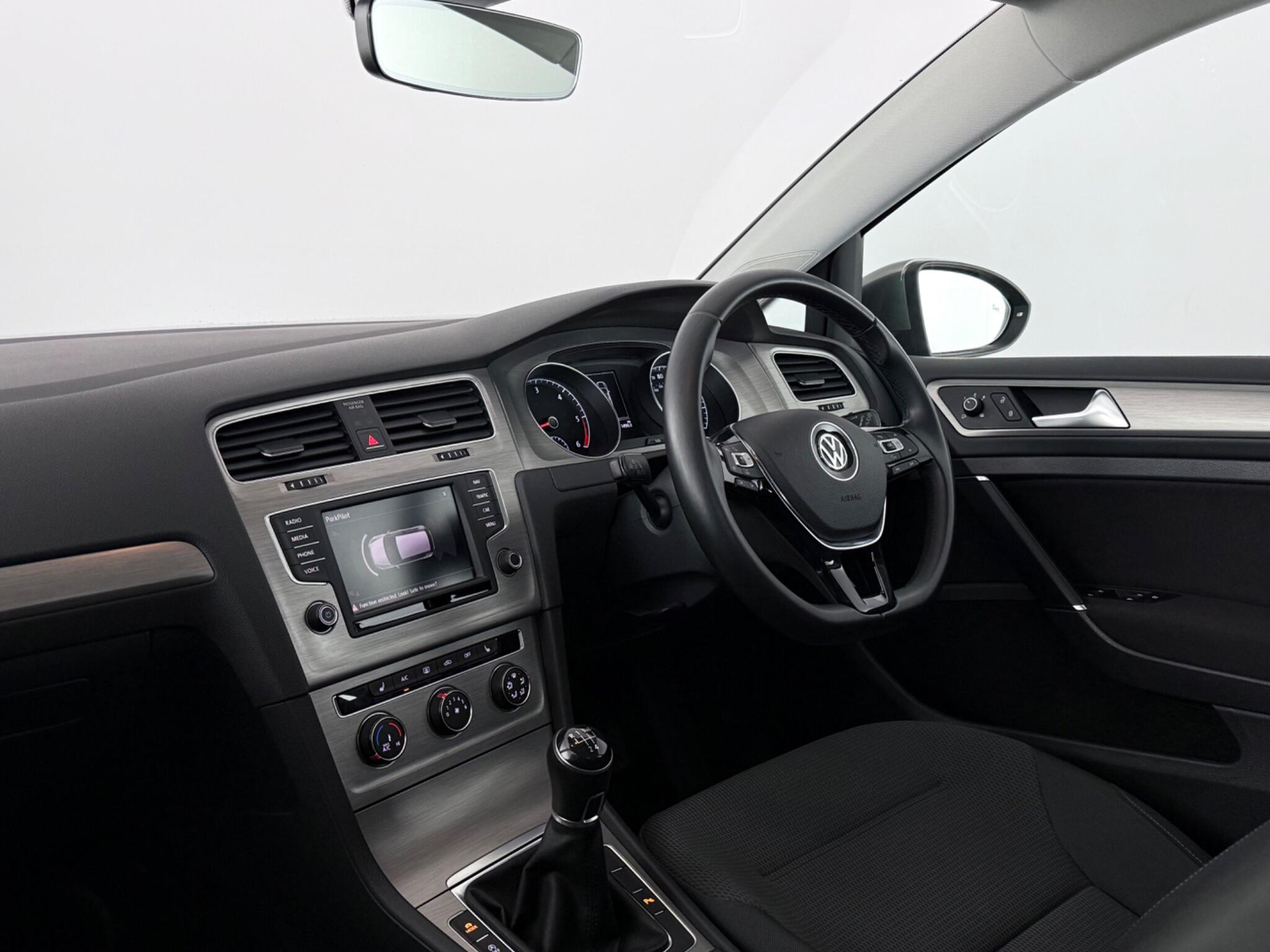 Volkswagen Golf view 4