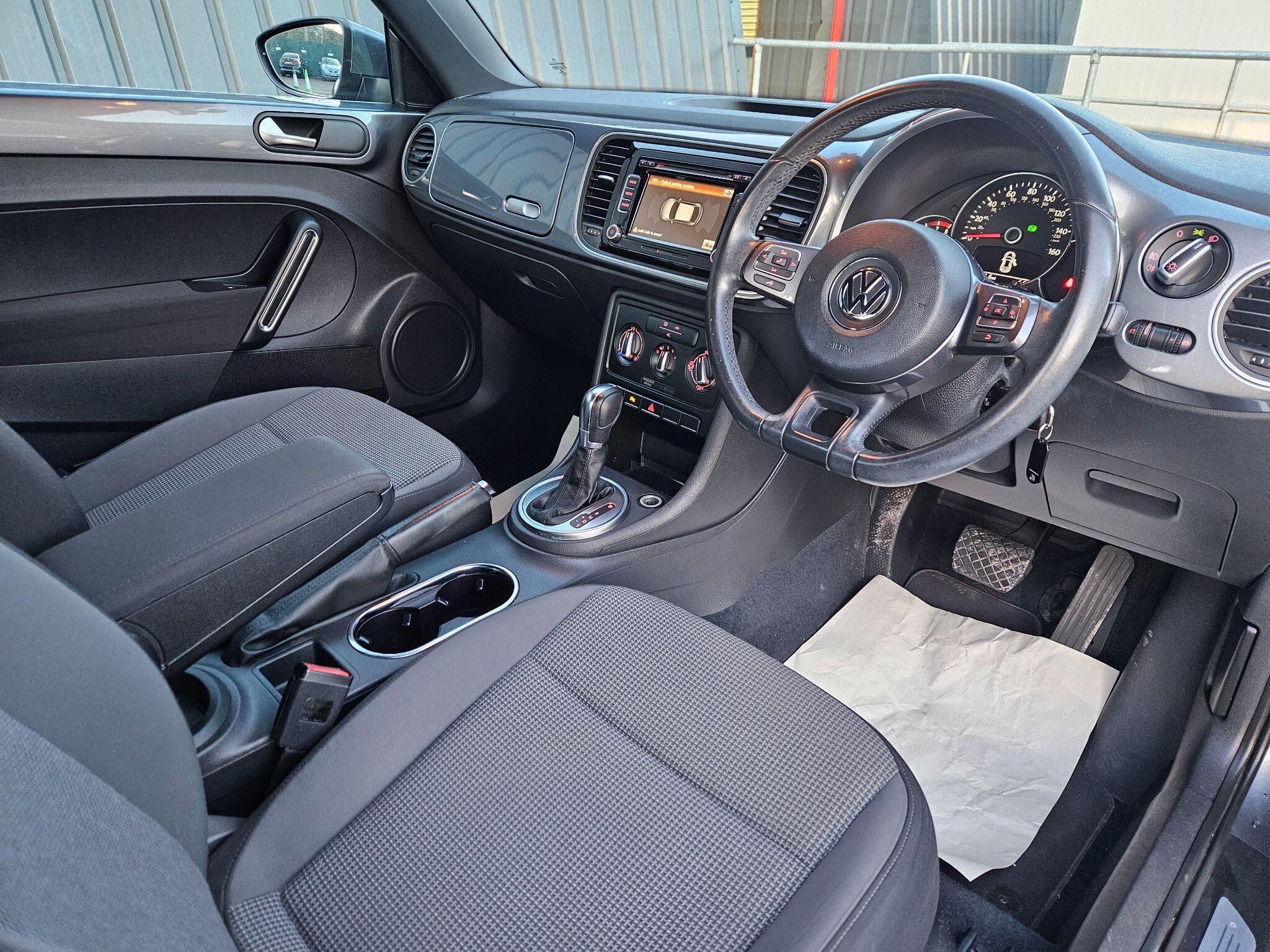 2012 Volkswagen Beetle image 24