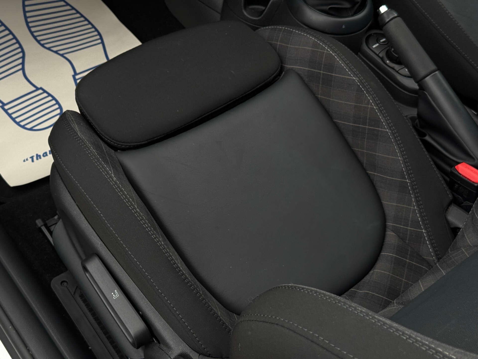Mini Convertible view 28