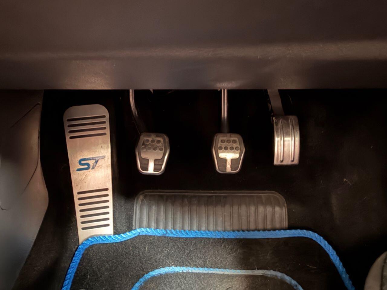 Ford Focus view 28