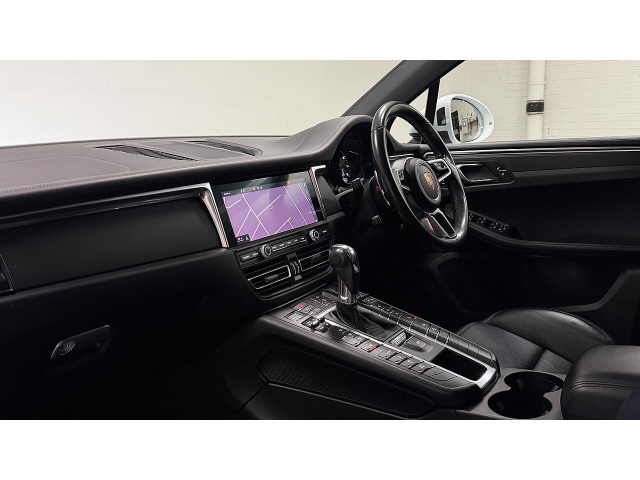 Porsche Macan view 22