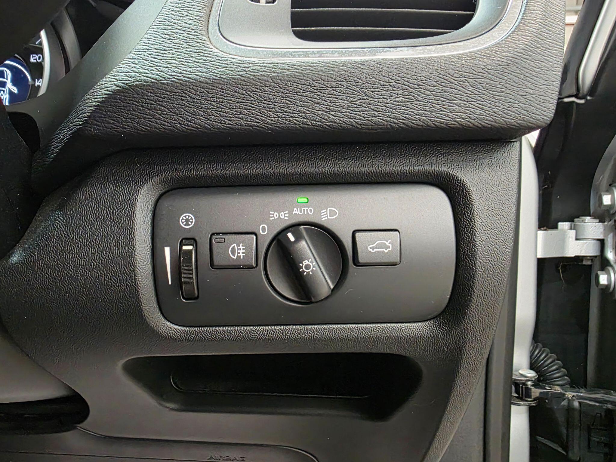 Volvo V40 Cross Country view 14