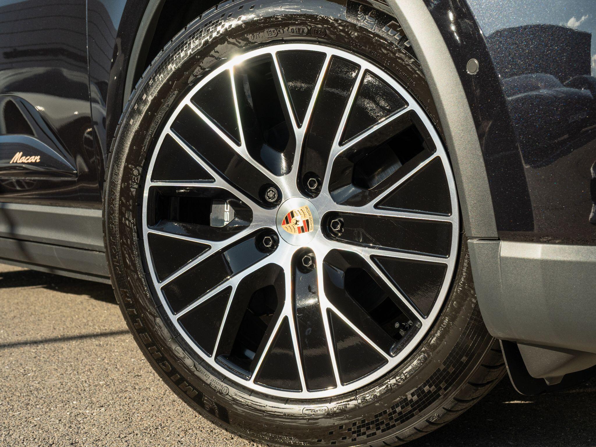 Porsche Macan view 4