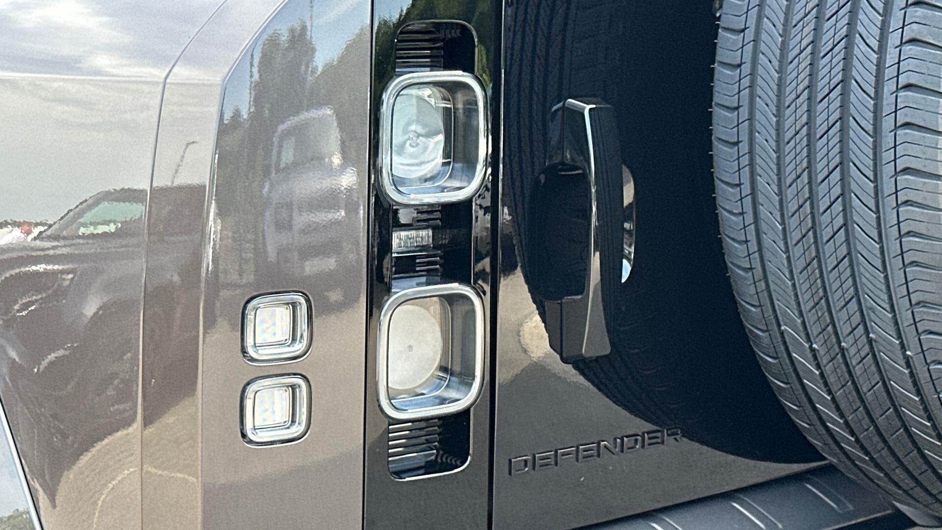 Land Rover Defender view 39
