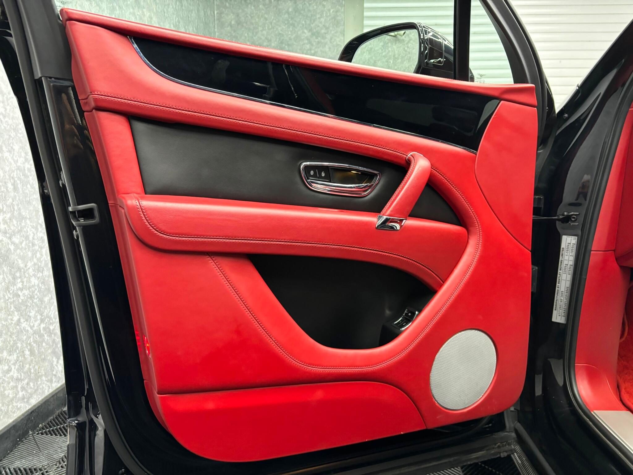 Bentley Bentayga view 16