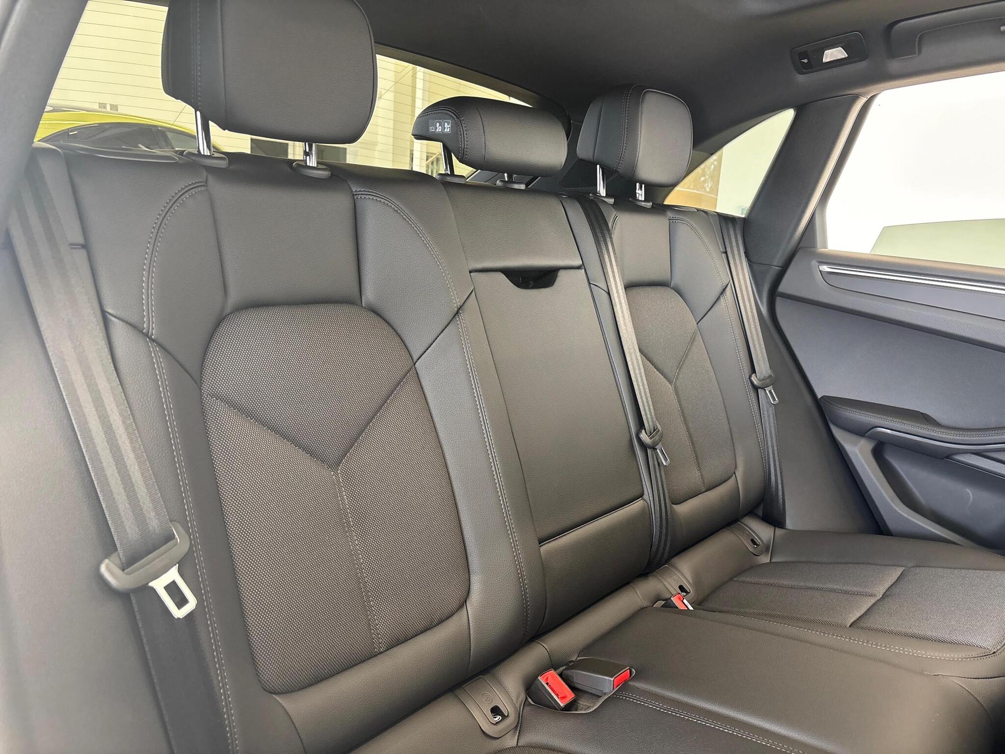 Porsche Macan view 29