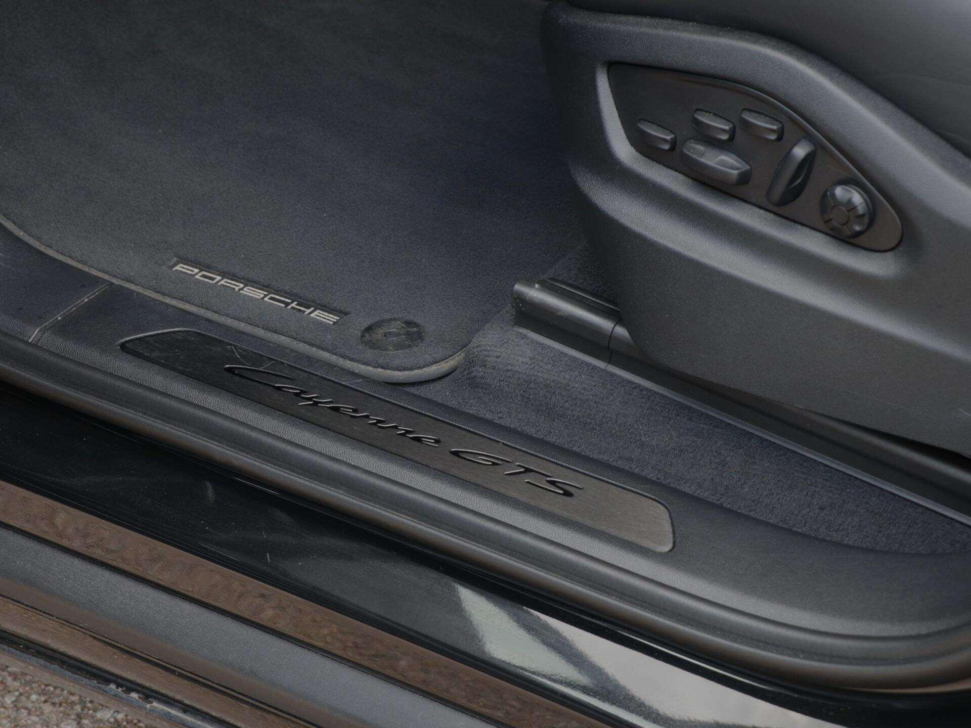 Porsche Cayenne view 27