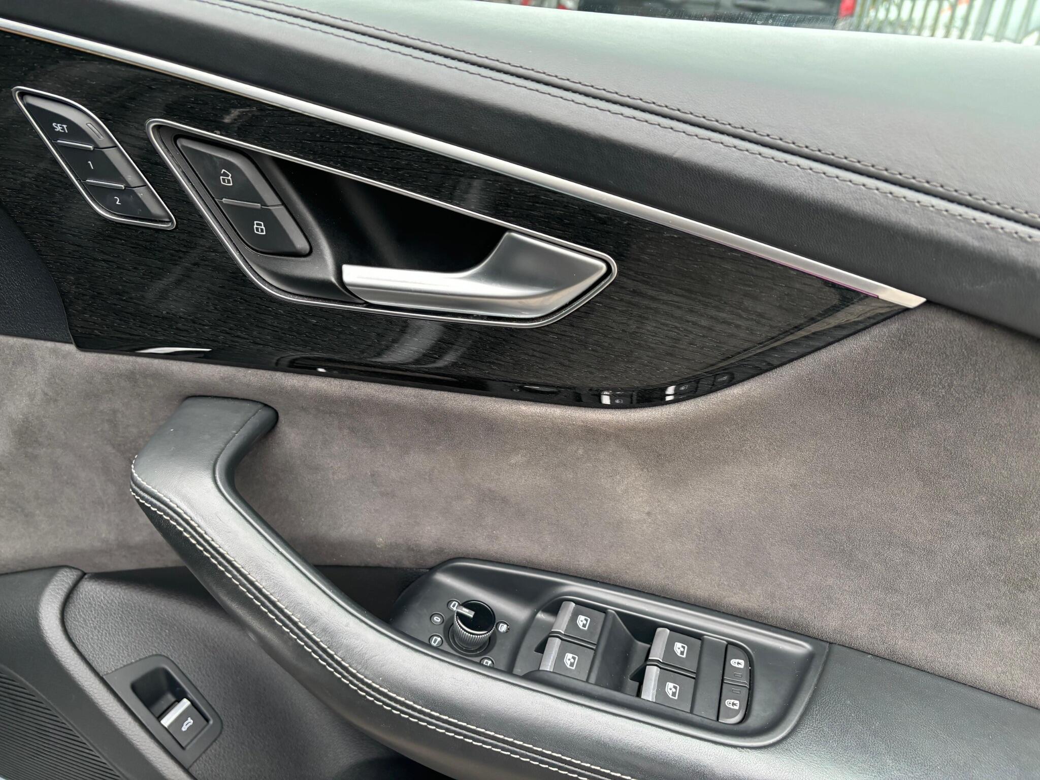 Audi Q8 view 30