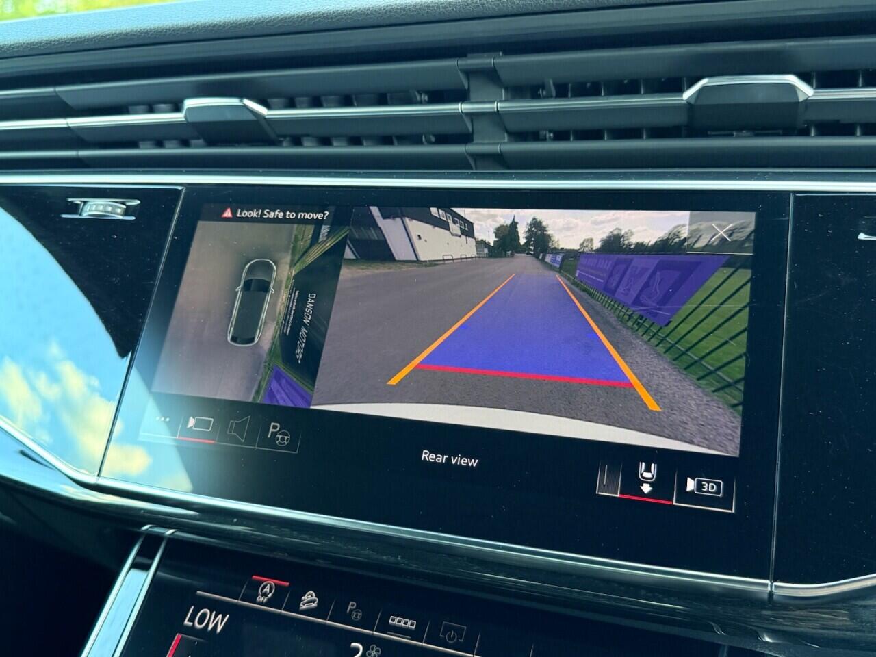 Audi Q8 view 24