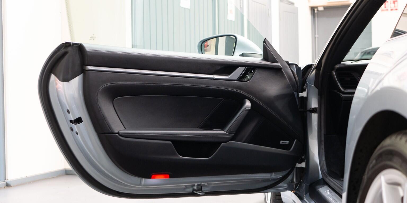 Porsche 911 view 30