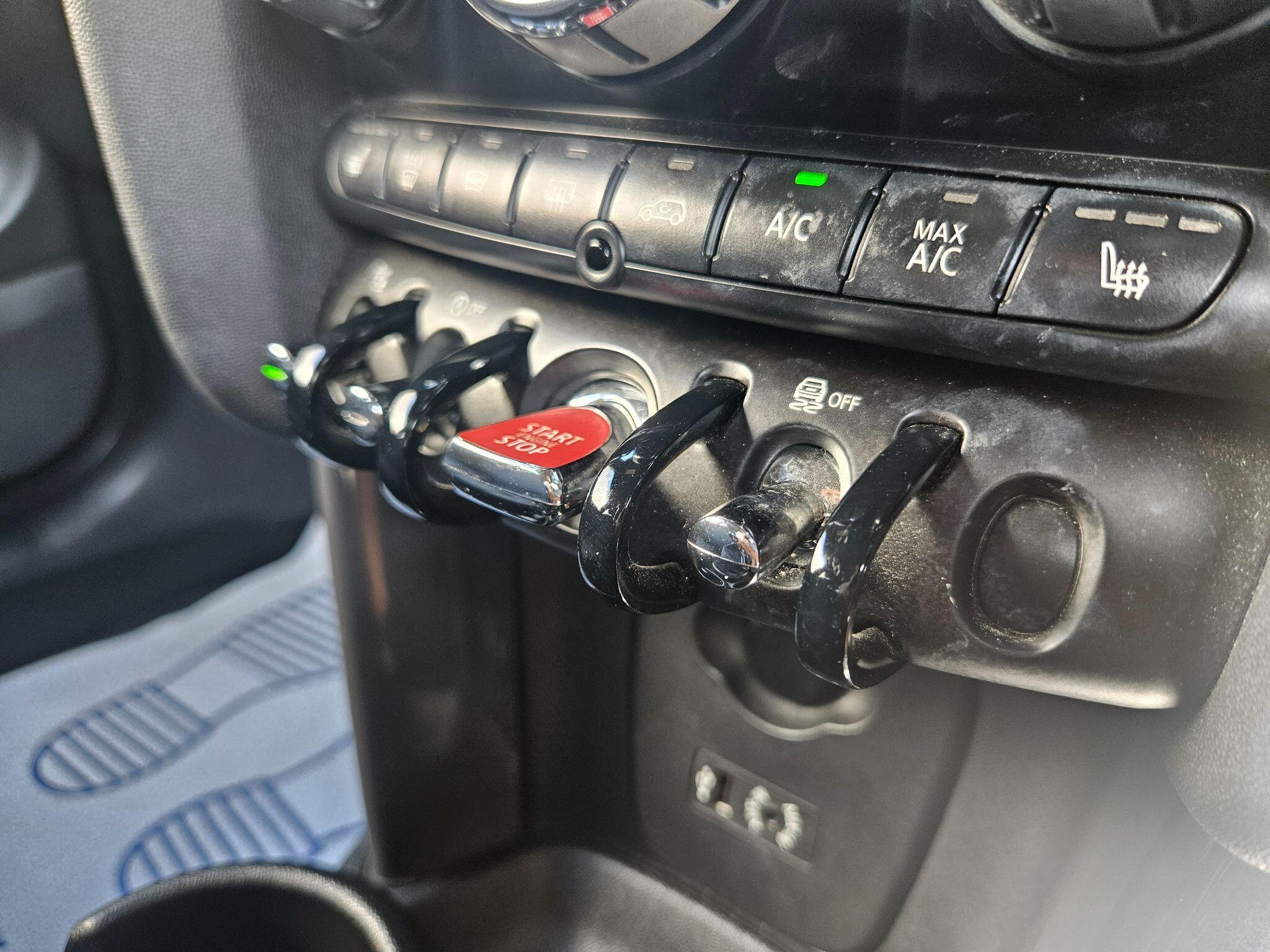 2018 MINI Hatch image 31