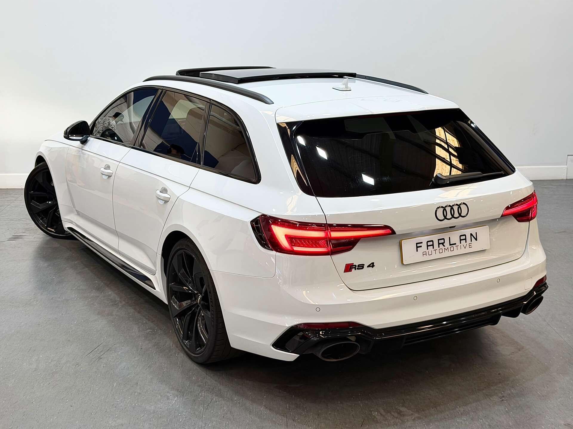 Audi RS4 view 20