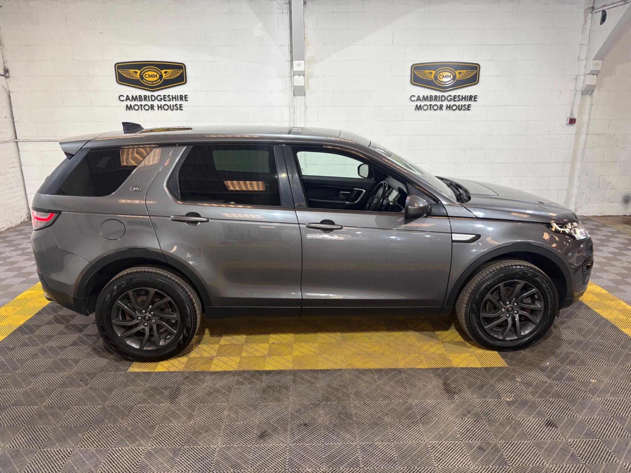 Land Rover Discovery Sport view 13