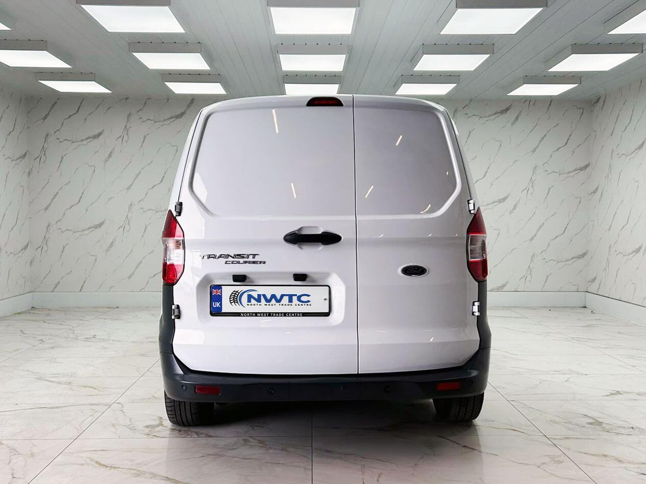 Ford Transit Courier view 11
