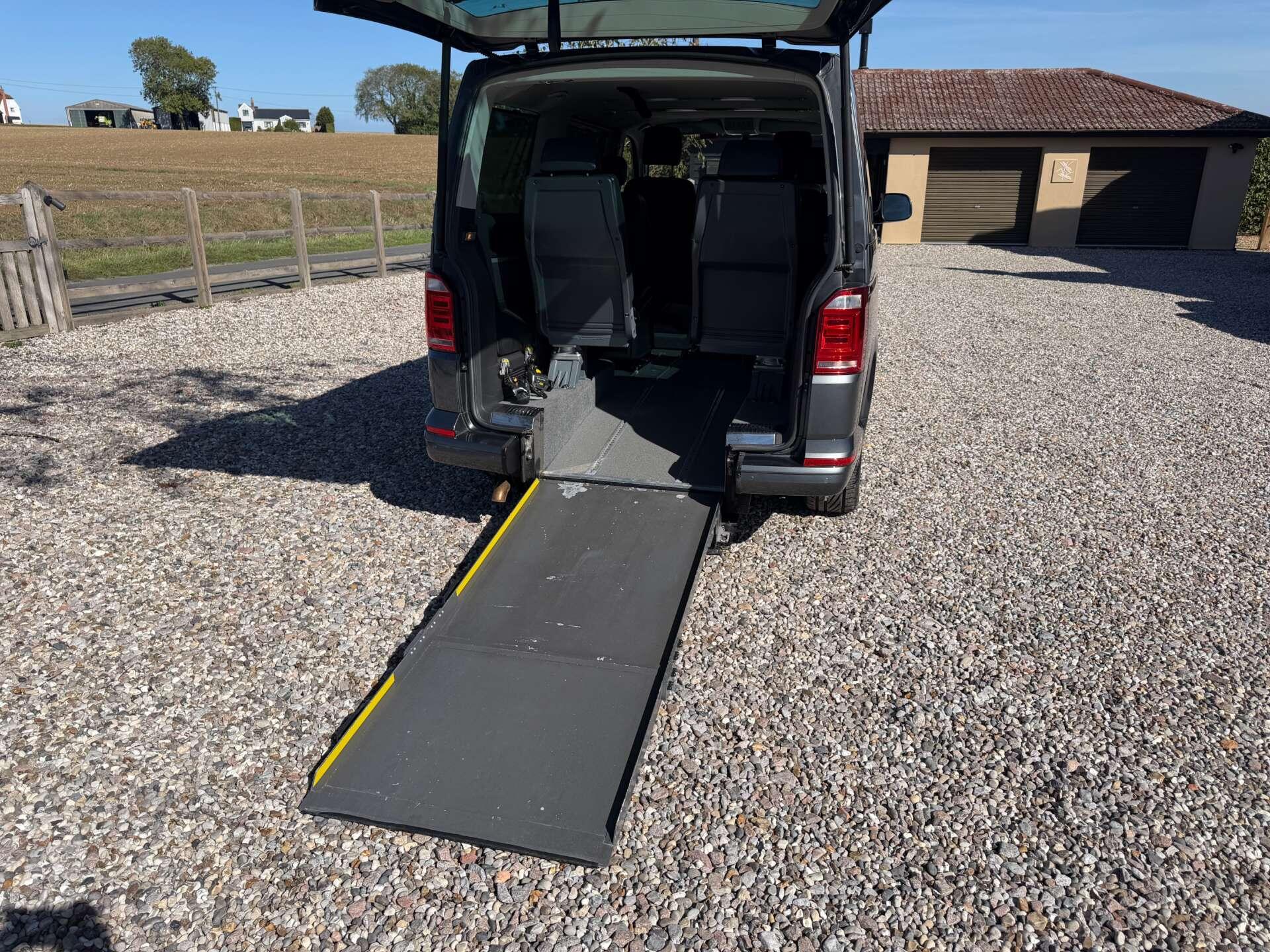 Volkswagen Caravelle view 12