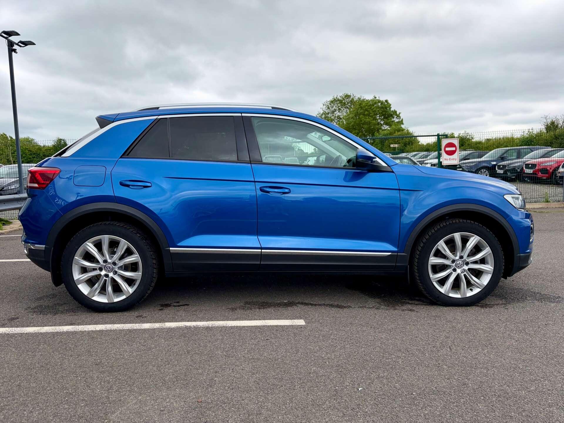 Volkswagen T-Roc view 9