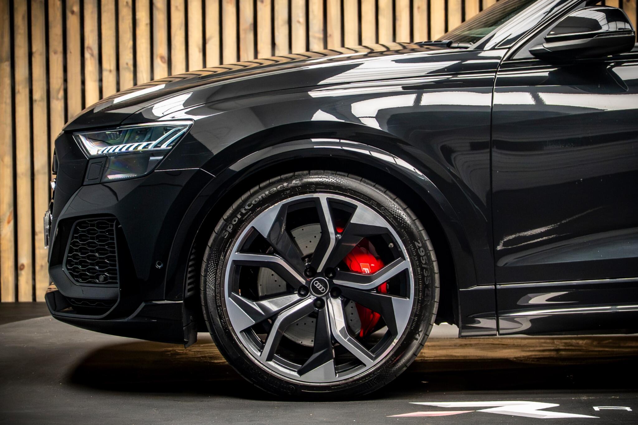 Audi RS Q8 view 9
