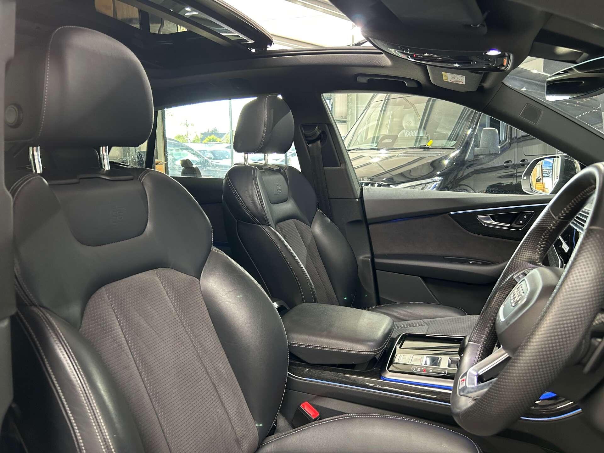 Audi Q8 view 30