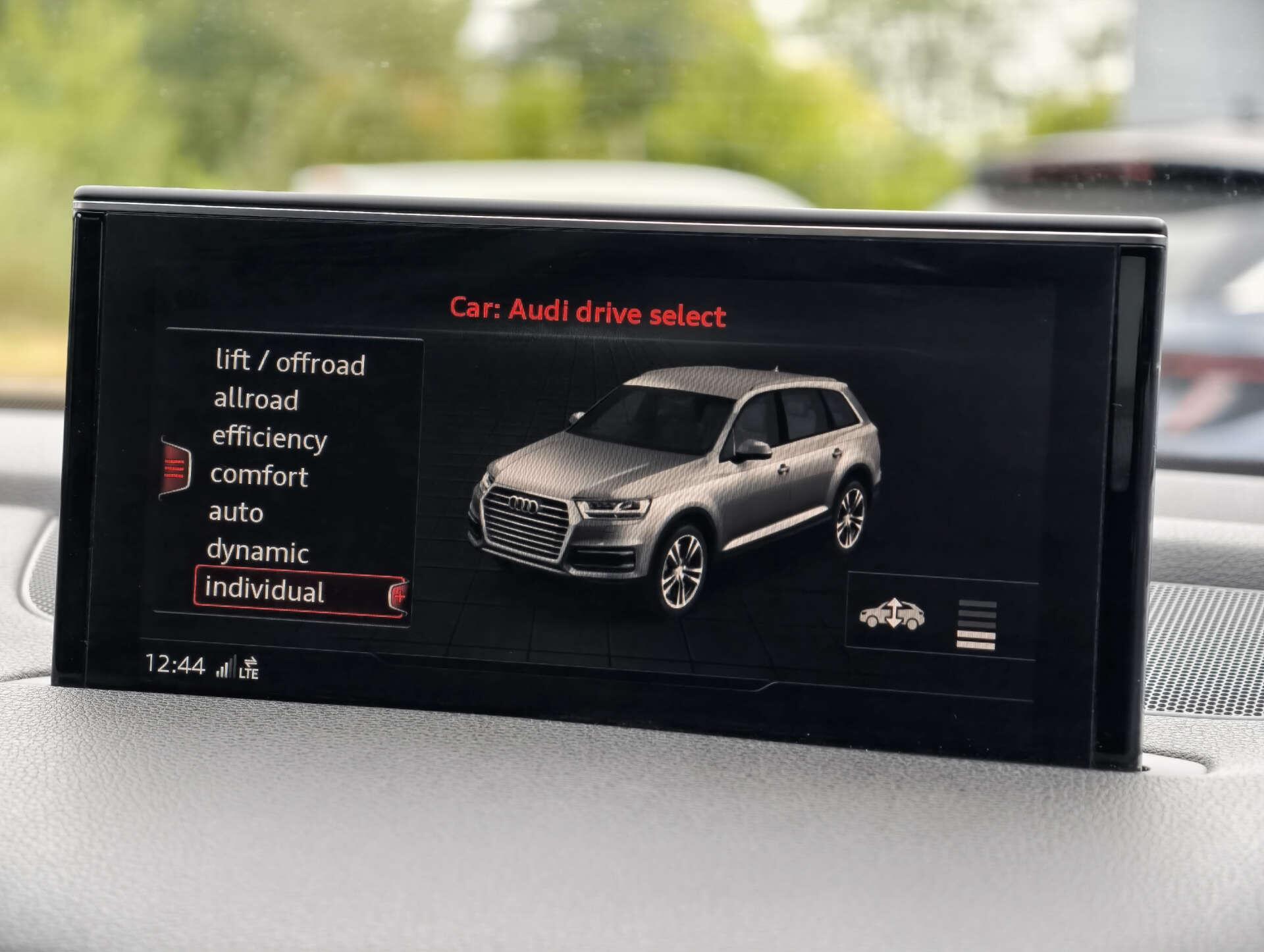 Audi Q7 view 44