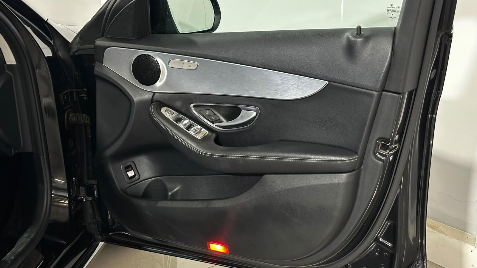 Mercedes-Benz C Class view 26