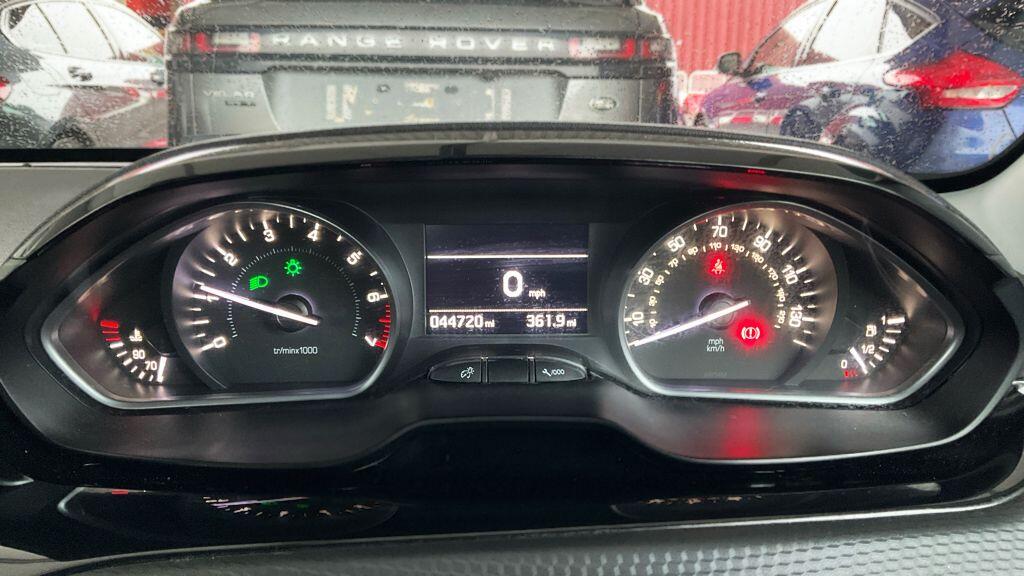 Peugeot 208 view 11