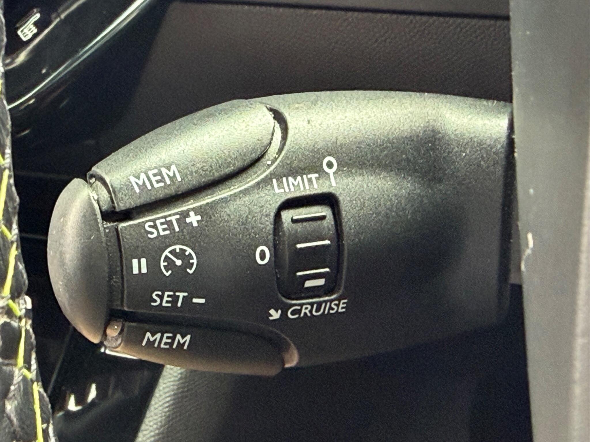 Peugeot E-2008 view 32