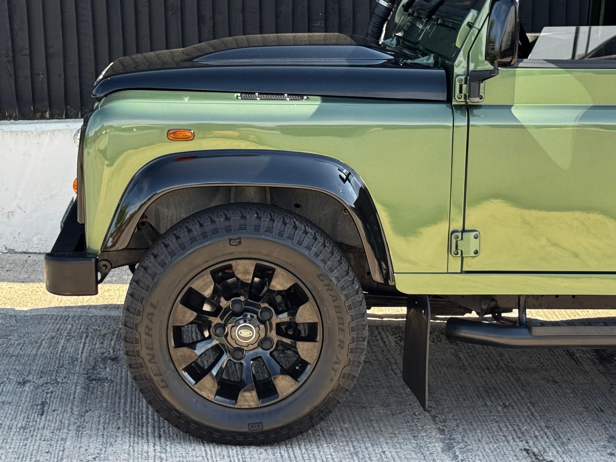 Land Rover Defender view 29