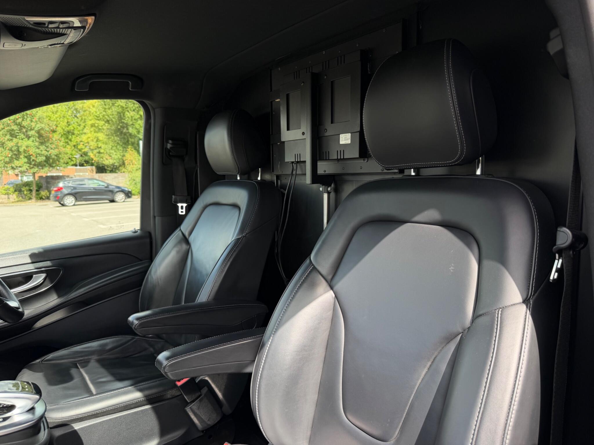 Mercedes-Benz V Class view 32