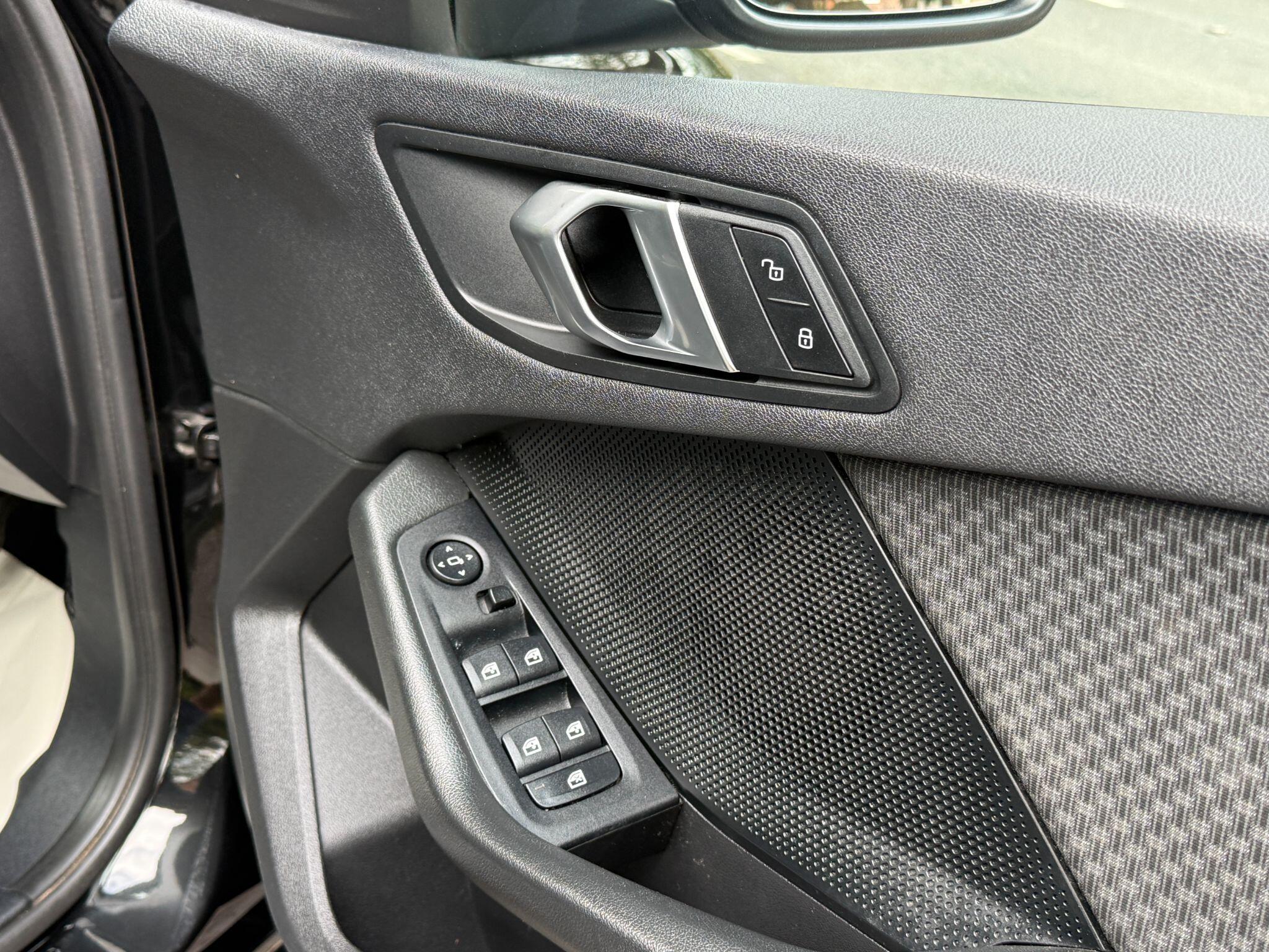 BMW 1 Series view 28