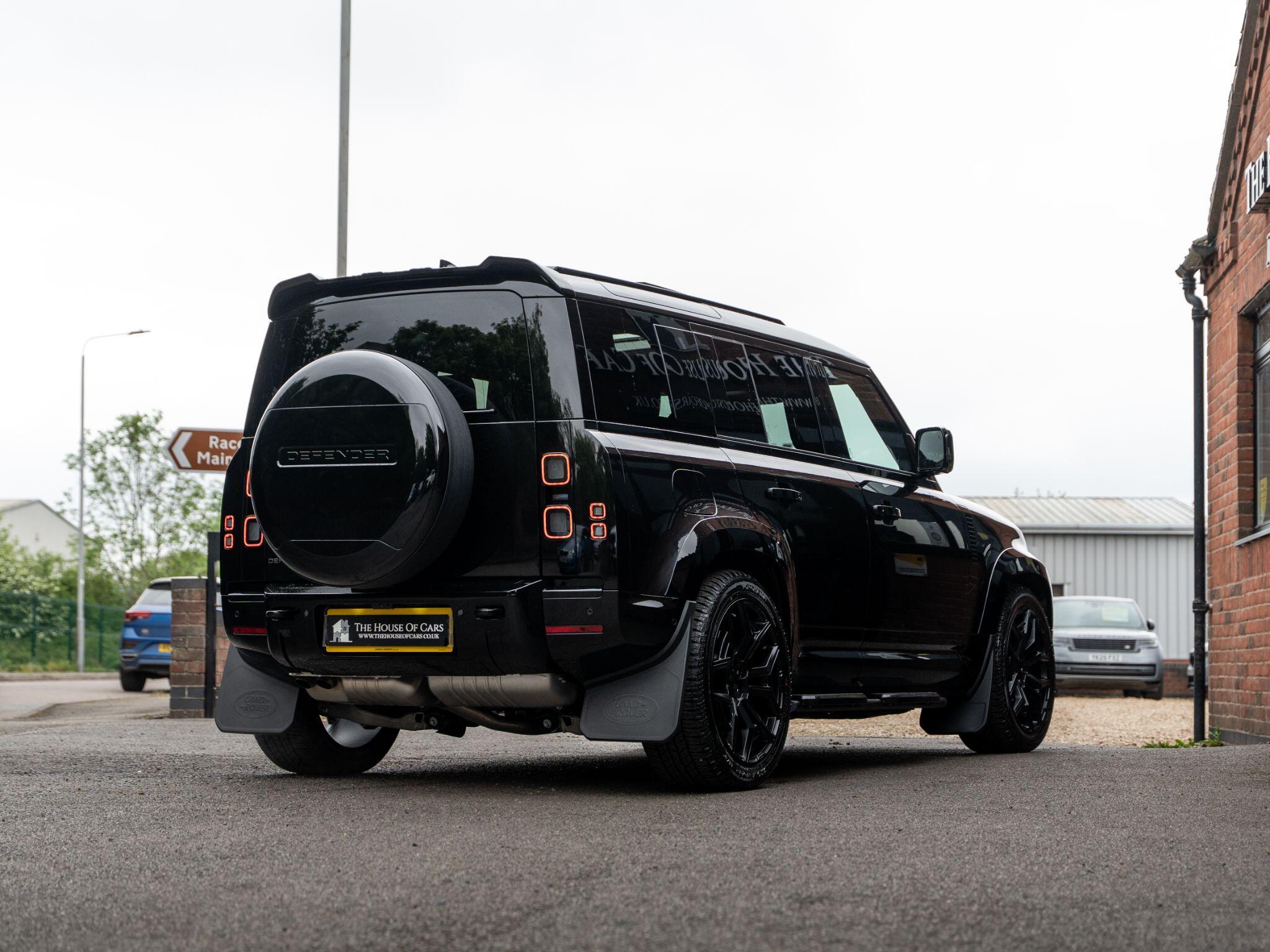 Land Rover Defender 110 view 15