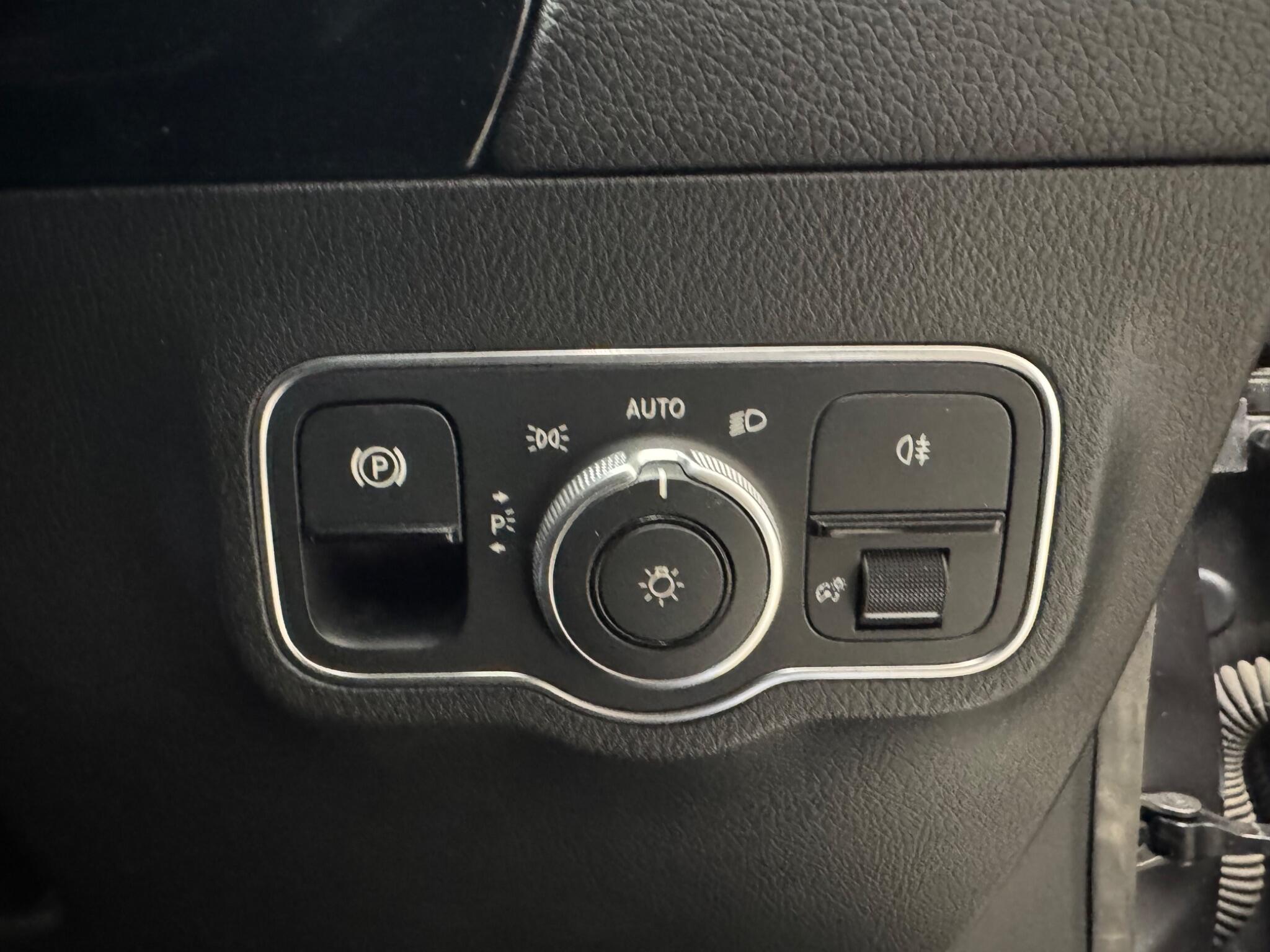 Mercedes-Benz Gla view 12