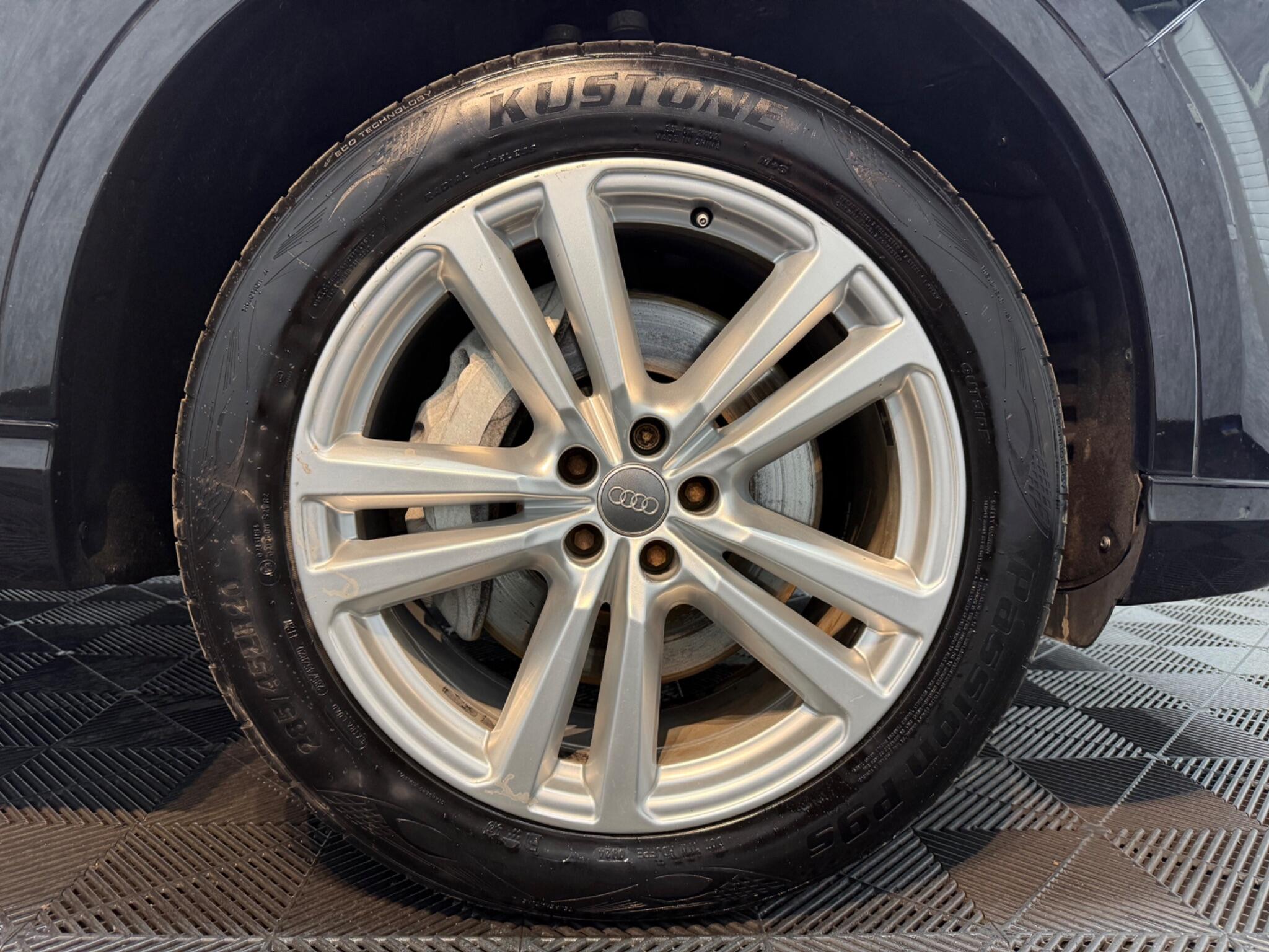 Audi Q7 view 31