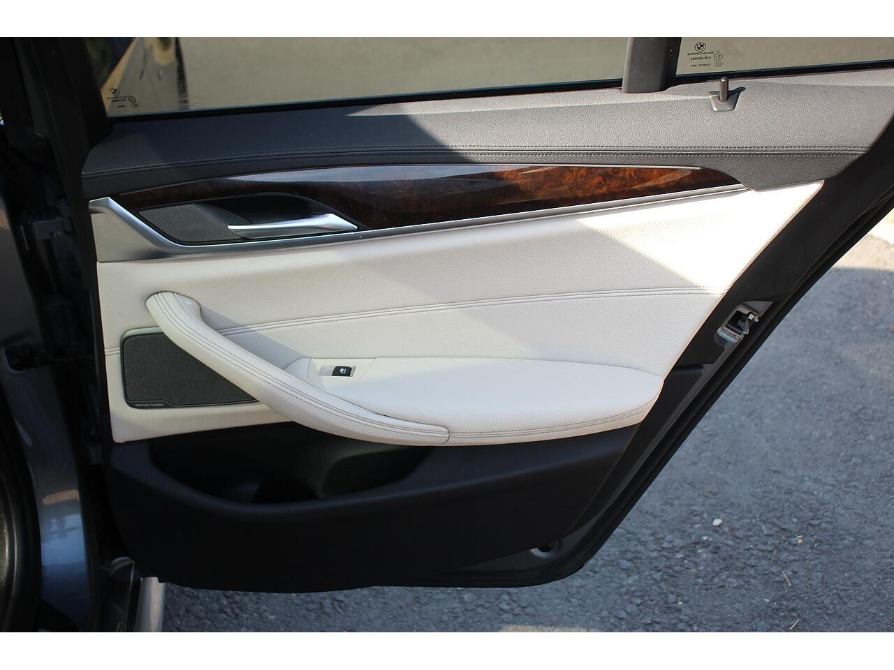 BMW 5 Series view 35