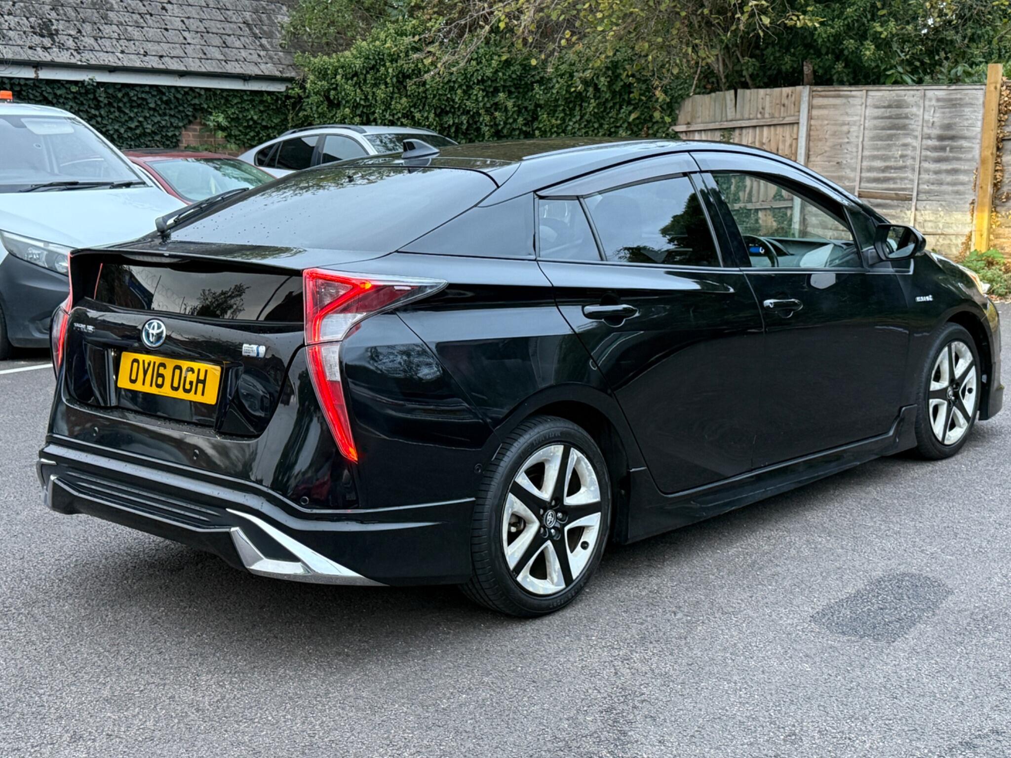 Toyota Prius - Image 8