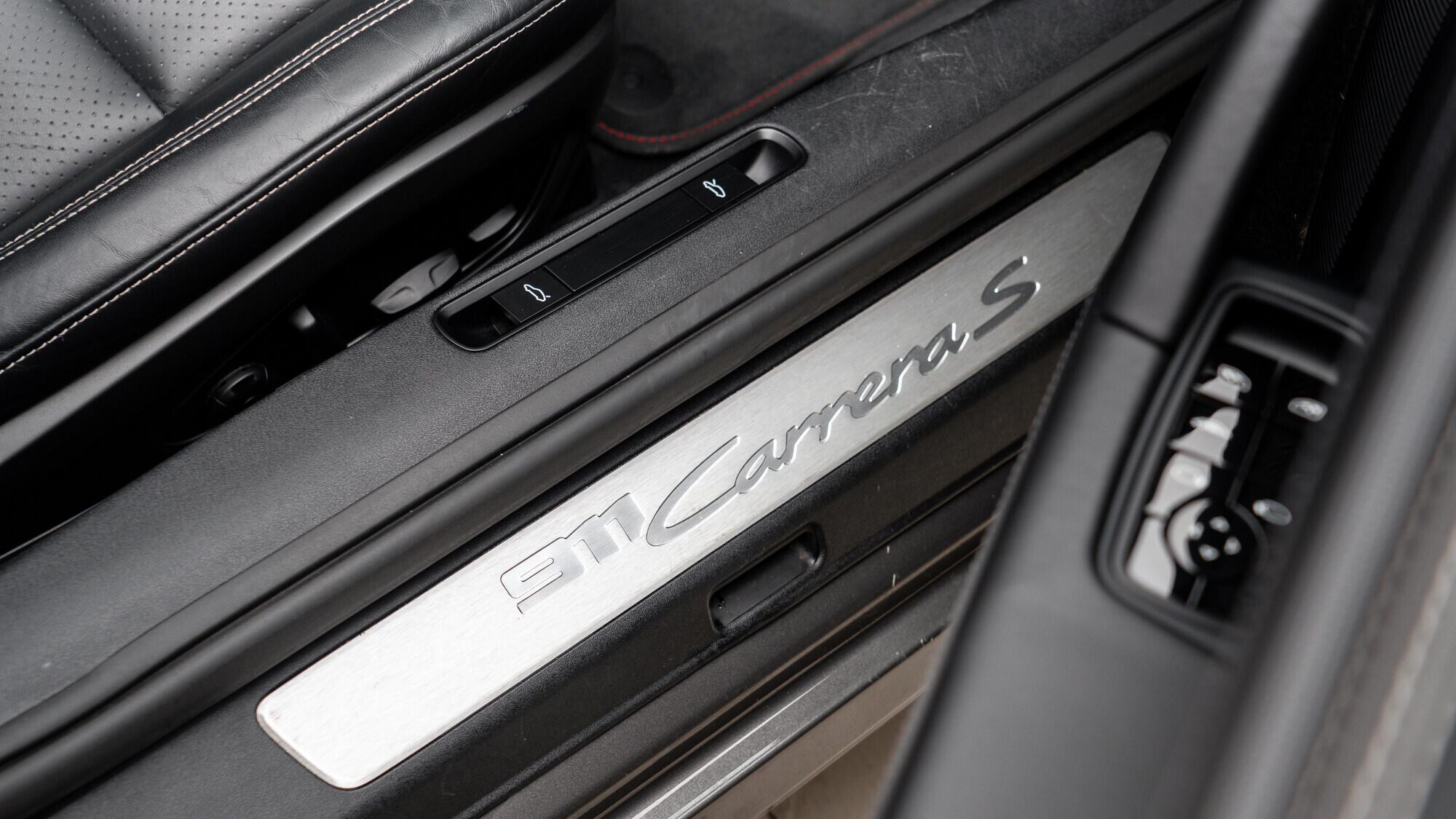 Porsche 911 view 39