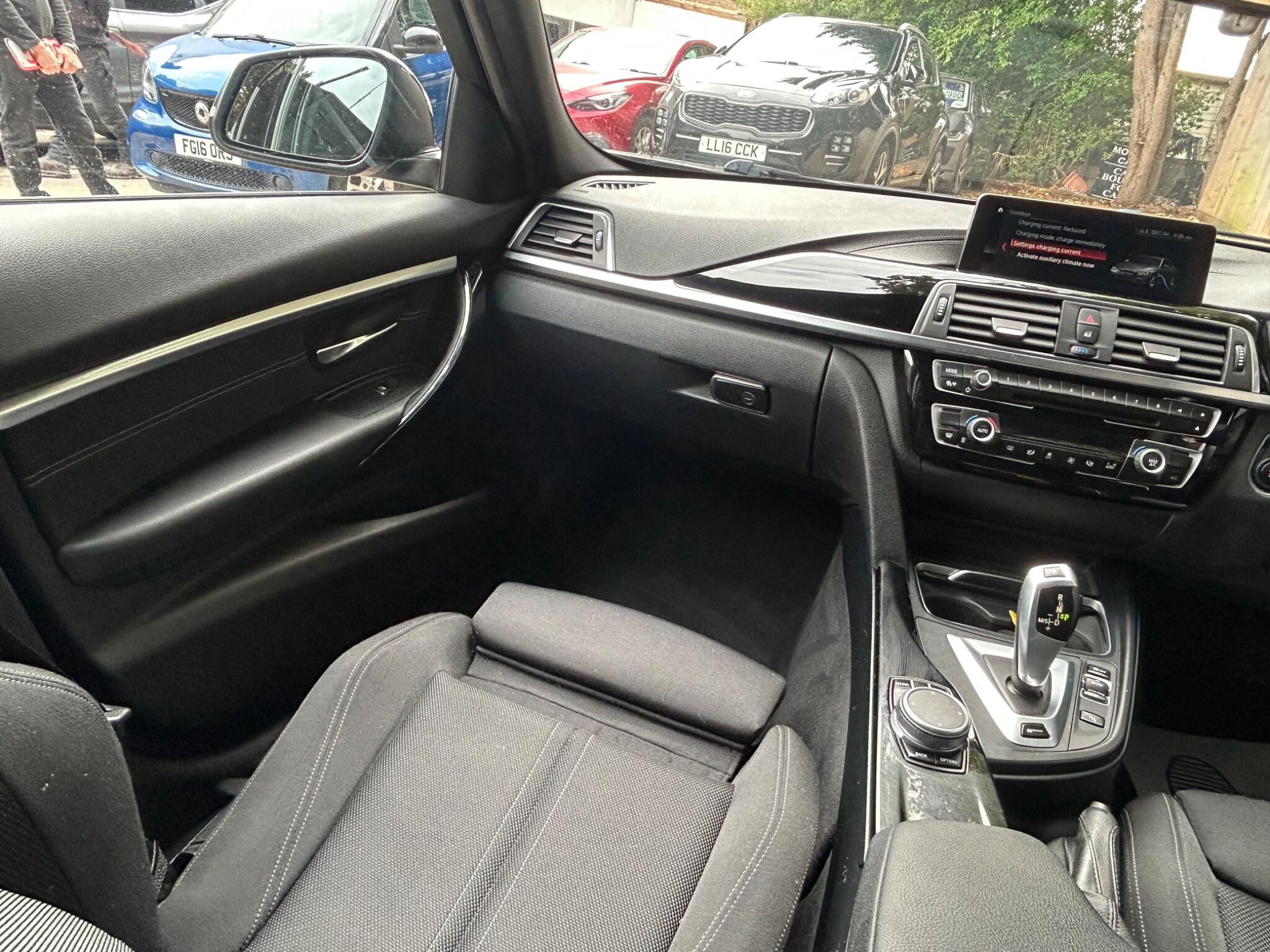 BMW 3 Series view 24