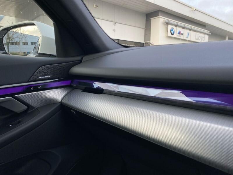BMW 5 Series view 33