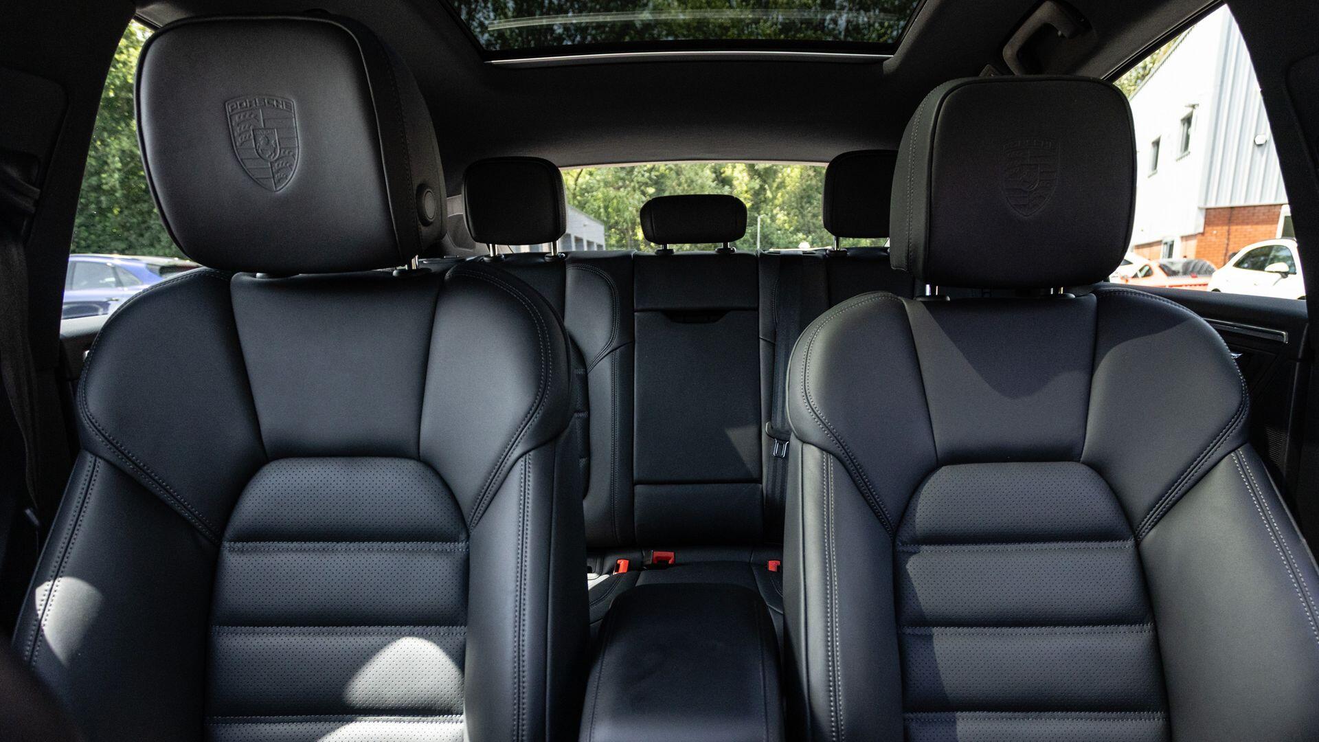 Porsche Macan view 14