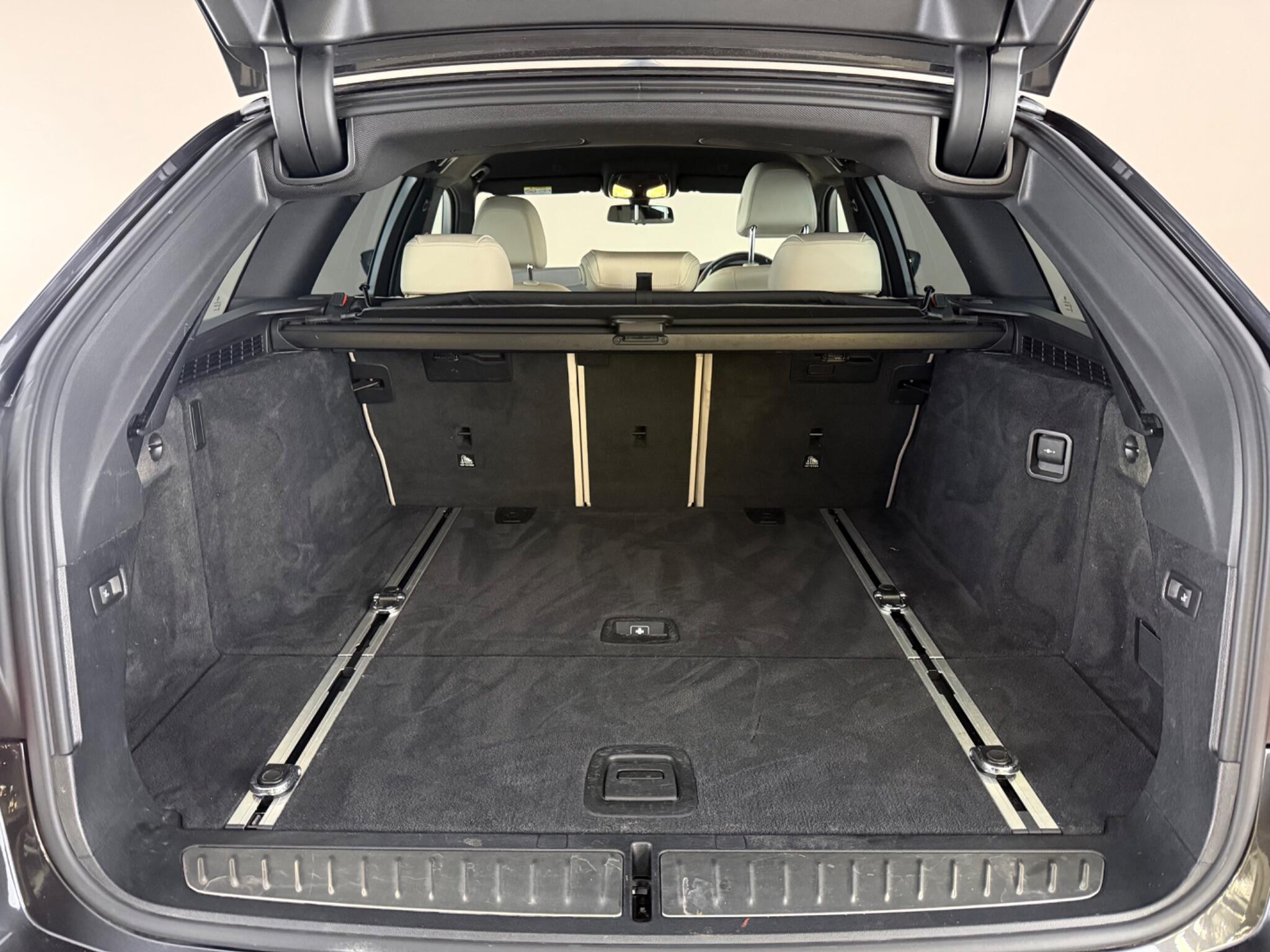 BMW 5 Series view 10