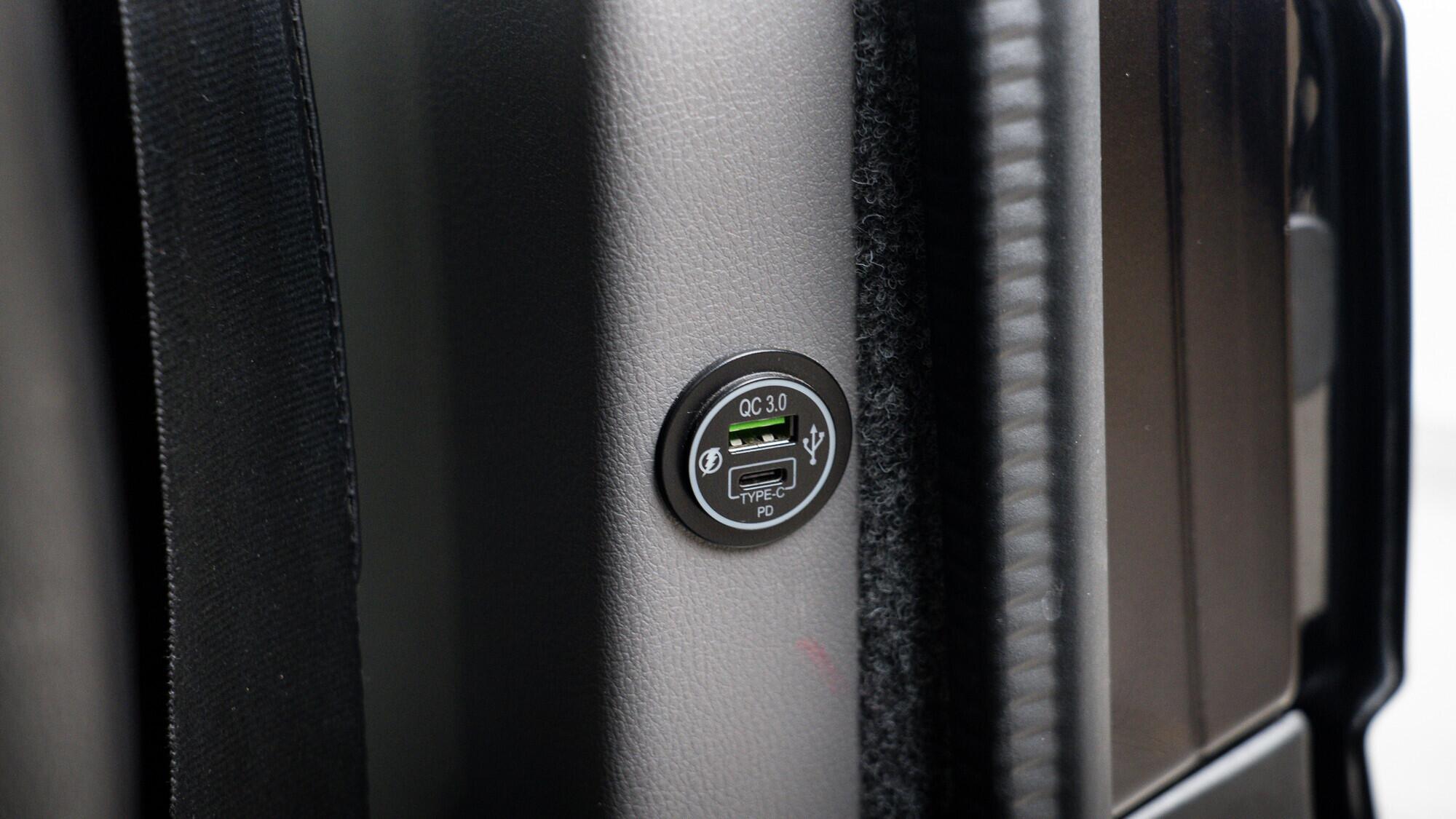Volkswagen Transporter view 24