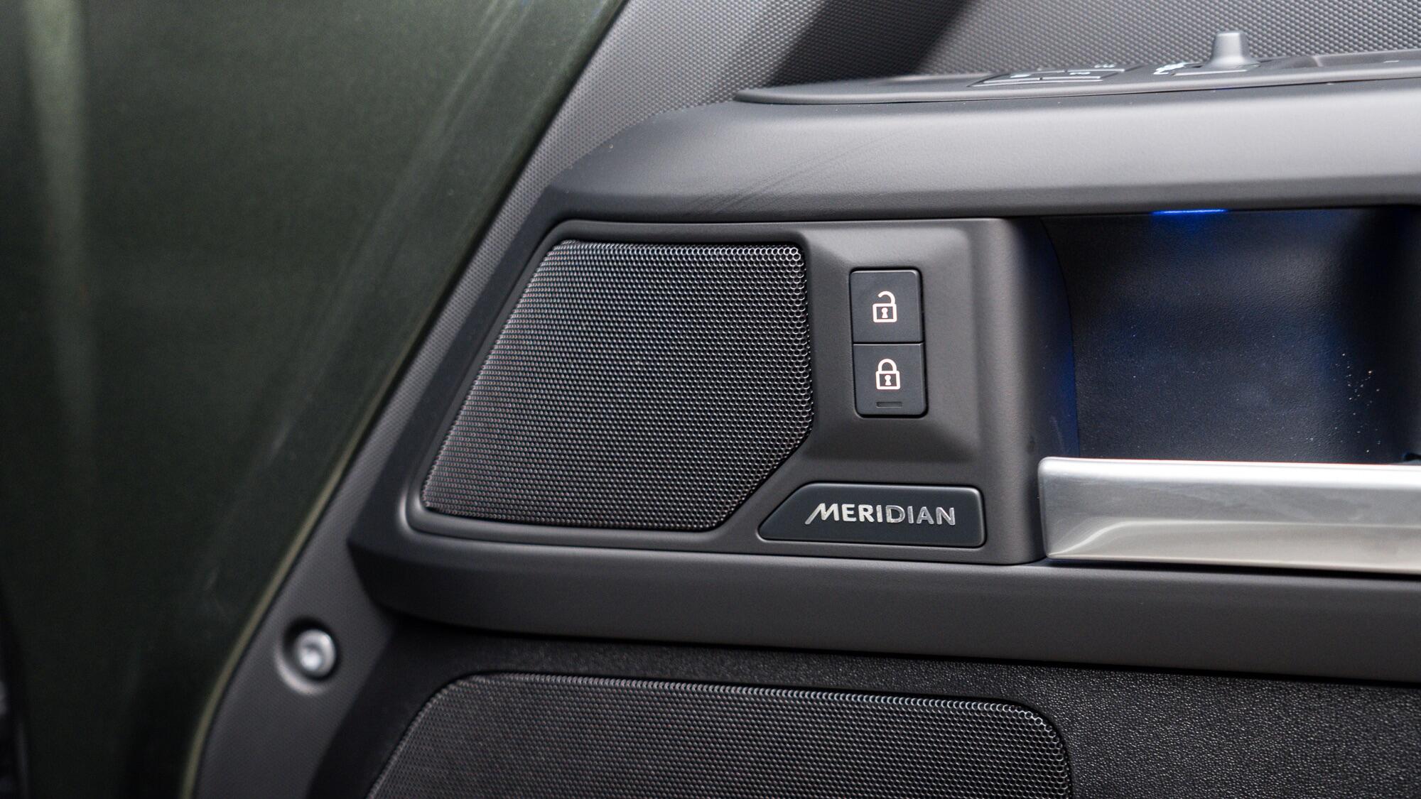 Land Rover Defender view 24