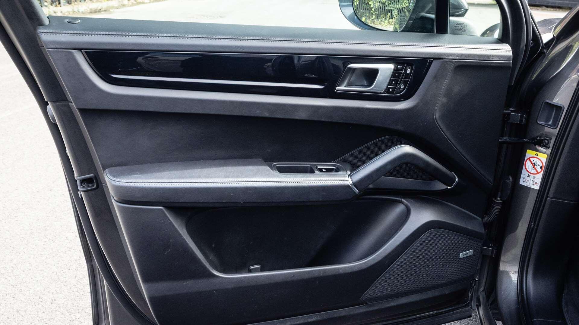 Porsche Cayenne view 35