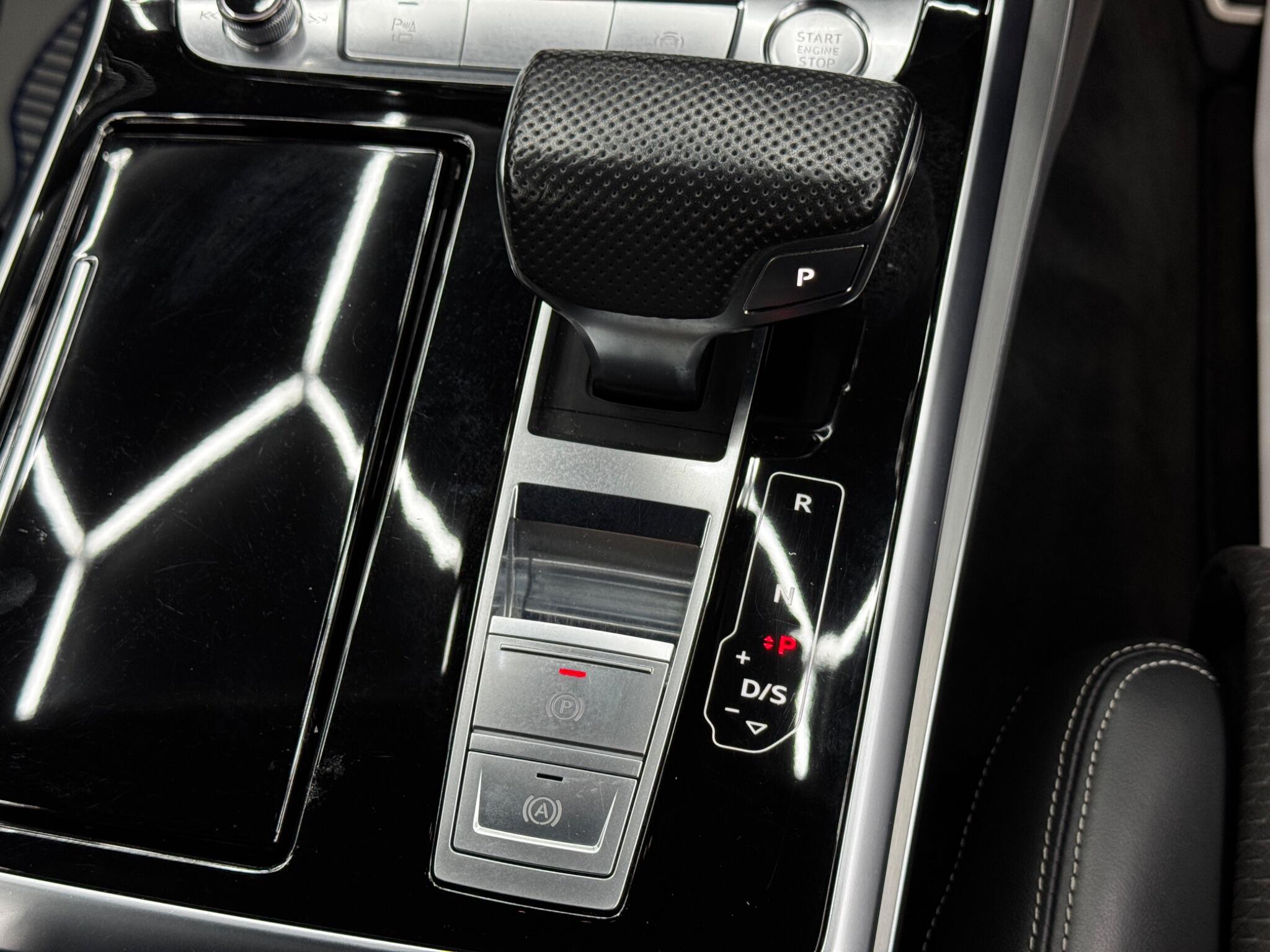 Audi Q8 view 27