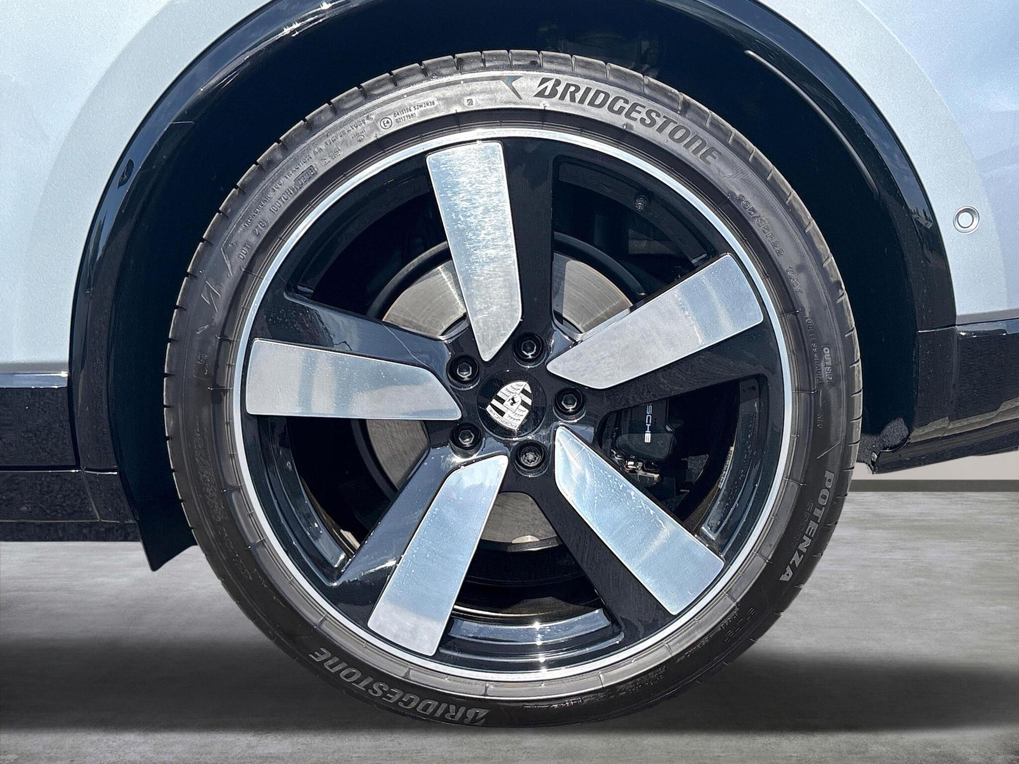 Porsche Macan view 9