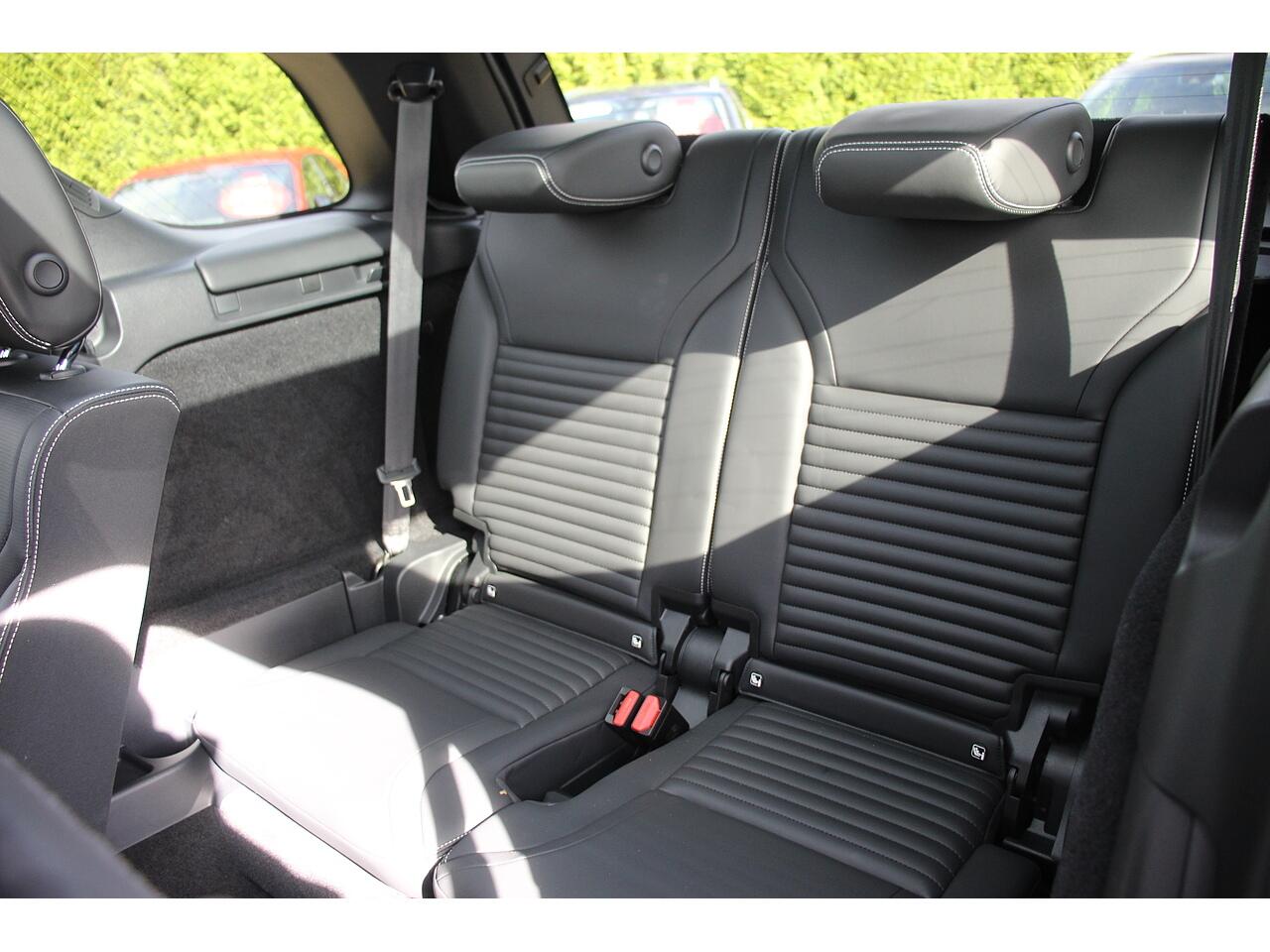 Land Rover Discovery view 21