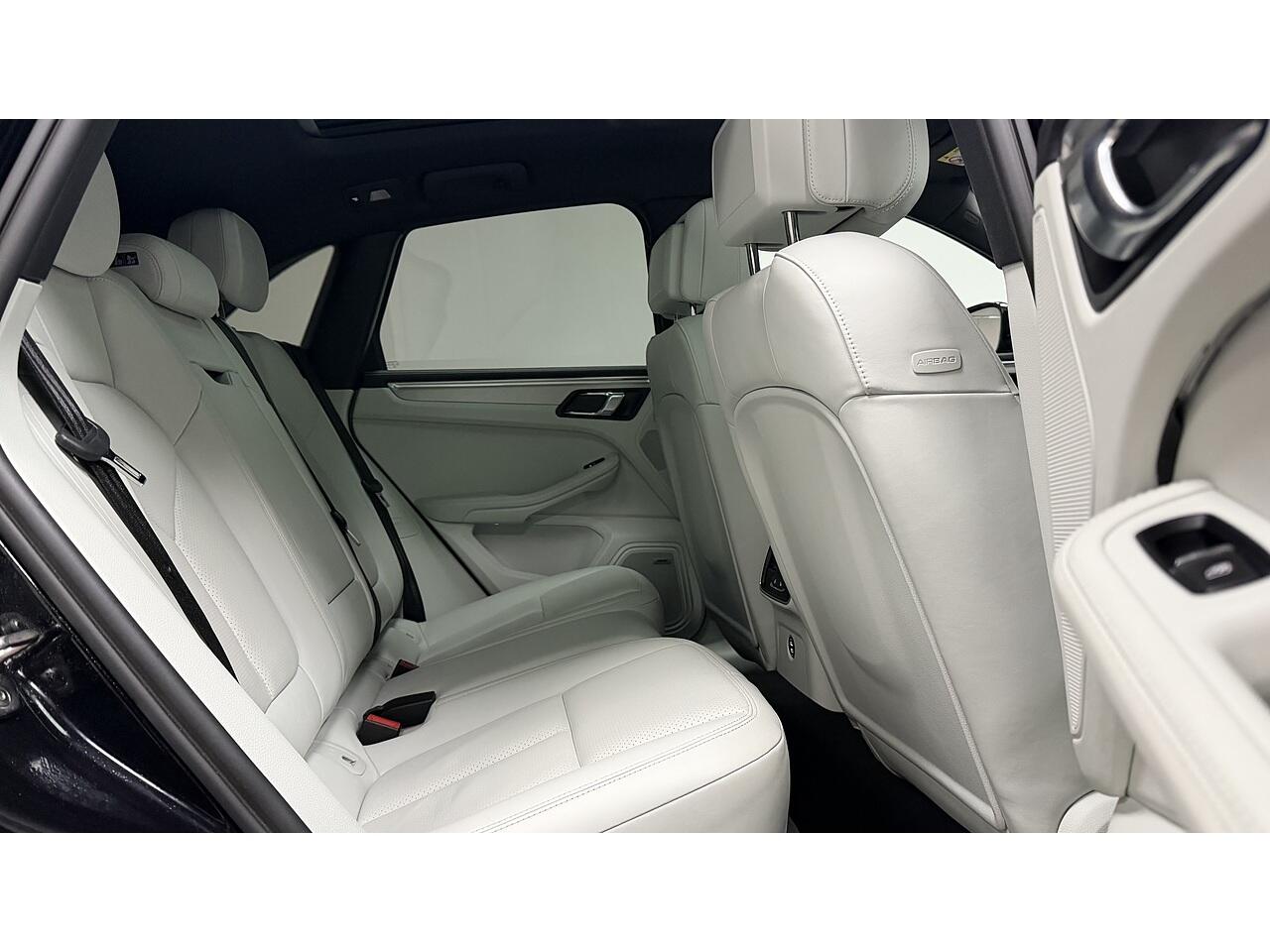 Porsche Macan view 17