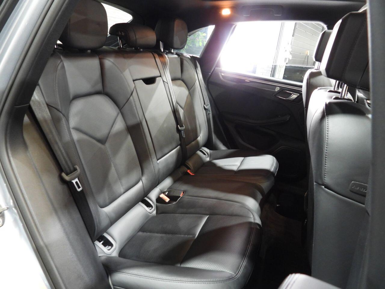 Porsche Macan view 21