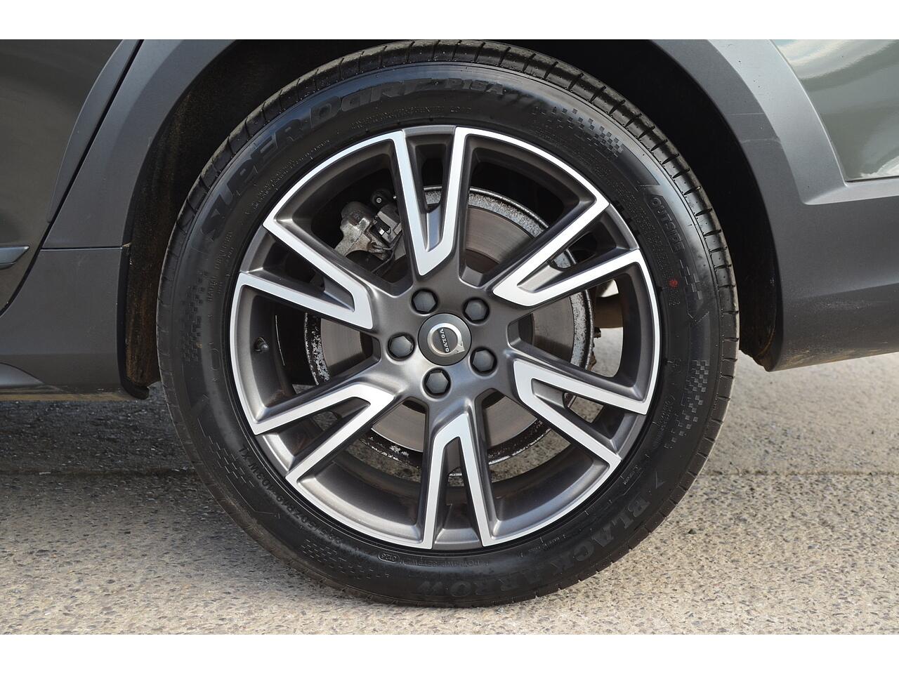Volvo V90 Cross Country view 39