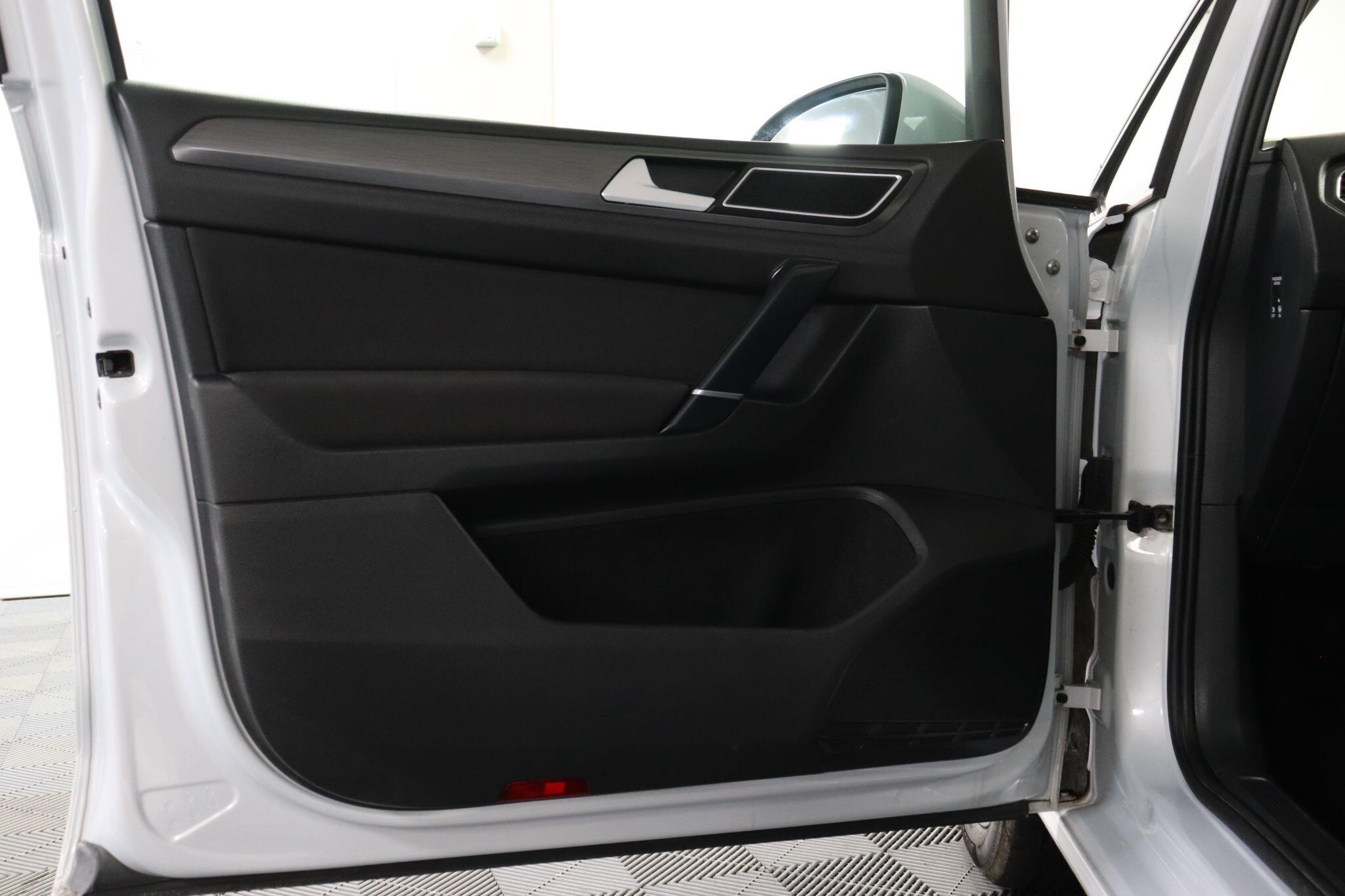 Volkswagen Golf SV view 43