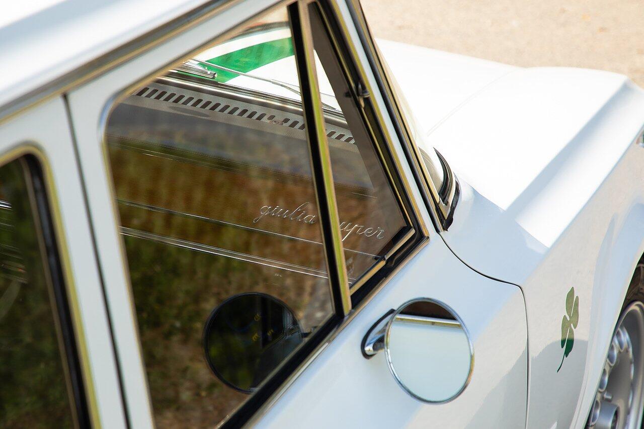 Alfa Romeo Giulia view 90